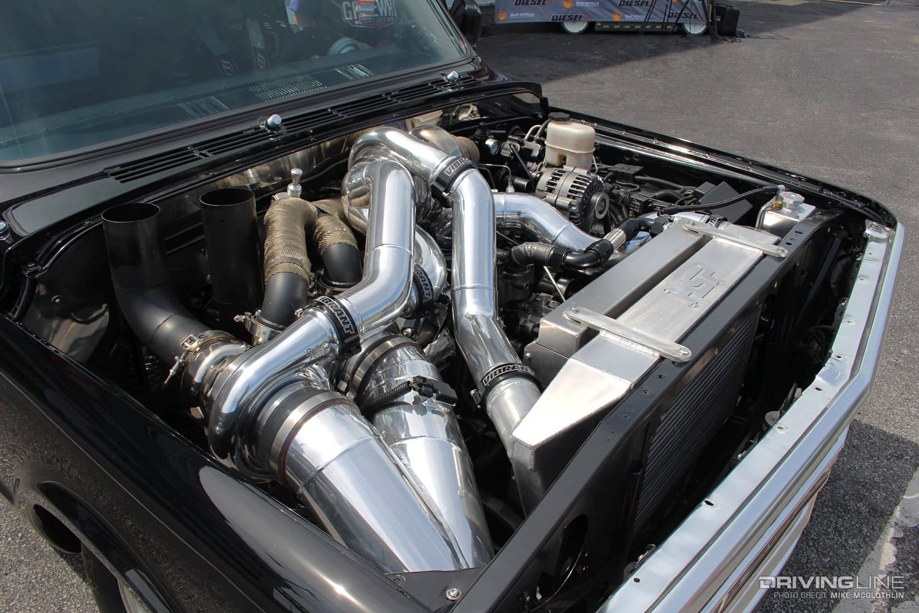 1969 Chevy C10 med en tredobbelt turbo Duramaks i motorrummet